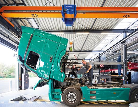 In der Lkw-Halle von Herbrand Fichtenhain müssen schwere Teile bewegt werden. Hier transportiert ein Abus-Einträger-Laufkran mit einer Tragfähigkeit von 6,3 Tonnen Motoren, Getriebe oder Fahrzeugaufbauten, die ausgetauscht werden müssen. In der Lkw-Halle von Herbrand Fichtenhain müssen schwere Teile bewegt werden. Hier transportiert ein Abus-Einträger-Laufkran mit einer Tragfähigkeit von 6,3 Tonnen Motoren, Getriebe oder Fahrzeugaufbauten, die ausgetauscht werden müssen.