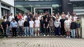 Die Jugendlichen waren schon vor ihrem offiziellen Ausbildungsstart in ihre künftige Berufsschule eingeladen. (Bild: Kfz-Innung Region Stuttgart)