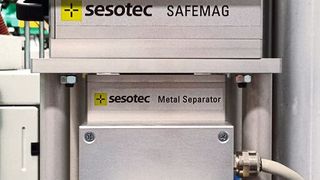 Der Metalldetektor eignet sich für Anwendungen mit sich langsam bewegenden Materialsäulen und Granulat, Mahlgut sowie Glasfasern.  (Bild: Sesotec)