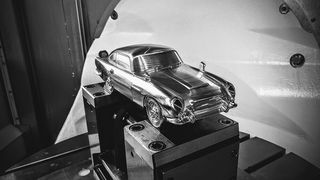 Der Aston Martin, gefräst im Technologiecenter von Blaser Swisslube und ausgerüstet mit zwei  Aerosol-Sprühdüsen in den Frontscheinwerfern. (Blaser Swisslube)