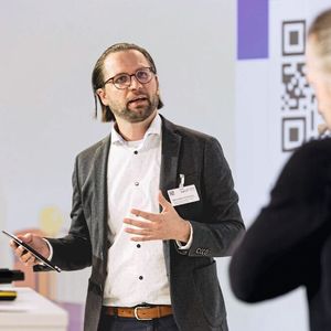 Benedikt Hofmann, Chefredakteur der MM-Maschinenmarkt-Gruppe, führte als Moderator durch den Tag. (Bild:  Stefan Bausewein)