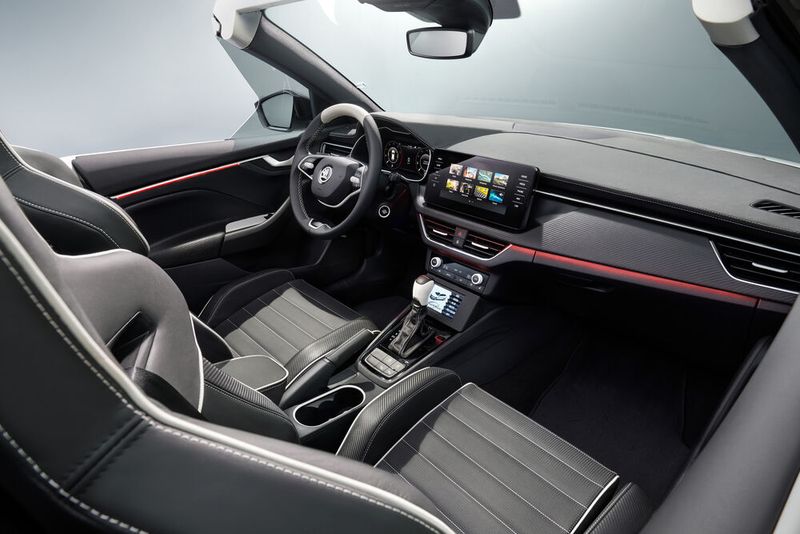 … deren Sitzfläche und Rückenlehne mit schwarzem perforiertem Leder bezogen sind. (Bild: Skoda)