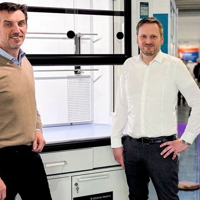 Köttermann Group-Geschäftsführer Joerg Hoffmann (l.) und Dr. Christof Behrens, Head of Product Management und Marketing bei Köttermann, vor einem Exploris-Abzug. (Bild: Köttermann – Platthaus)