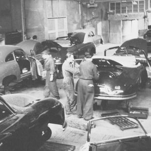 Hier die 356 Coupé und Cabriolet-Produktion im Jahr 1951. Ein Fließband sucht man hier noch vergeblich.(Bild:  Porsche AG)