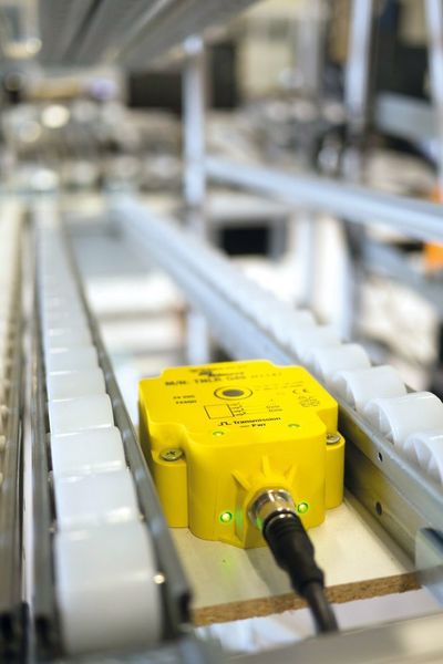 Die Durchlaufregale der Systemlösung sind mit RFID-Schreib-Lese-Köpfen von Turck ausgestattet, die die eingeschobenen Behälter identifizieren. (Turck)