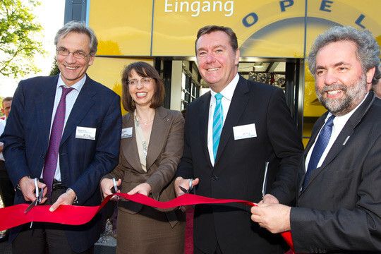 Mit von der Partie waren (v.li.) Firmenchef Ulrich Brass, Opel-Vertriebschefin Imelda Labbé und Hanaus Oberbürgermeister Claus Kaminsky sowie Stadtrat Ralf-Rainer Piesold. (Foto: Brass)