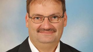 Dirk Ruhstein war lange Jahre Servicetechniker und zuletzt Serviceleiter bei der Siemens-Bestückungstochter SIPLACE (jetzt ASM Assembly Systems). Nun betreut er für AdoptSMT als Vertriebsingenieur die Postleitzahlengebiete 0, 1 ,2 sowie 31, 38 und 39. (Bild: Adopt SMT)