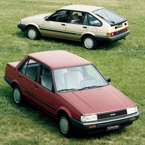 Toyota Corolla Limousine und Corolla Liftback aus dem Jahr 1981. (Toyota)