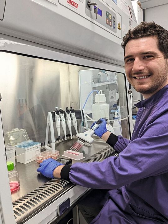 Adam Creigh und seine Kollegen am Wellcome Centre for Mitochondrial Research verwenden Voyager-Pipetten für ihre Forschung zu mitochondrialen Erkrankungen.(Bild:  Intera Biosciences)