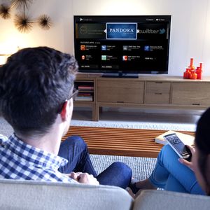 Vom Sofa aus geht es mit Sonys Geräten und Googles TV-Plattform bequem ins Web.