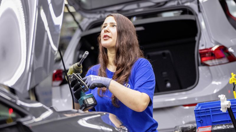 Die Volkswagen-Werke in Deutschland sind nicht ausgelastet. Nun erwägt der Autohersteller einen Stellenabbau – auch Werksschließungen seien möglich.(Bild:  Volkswagen)