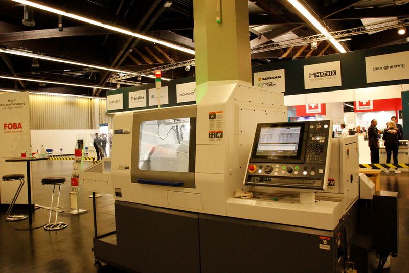 ... die Verarbeitung des Rohmaterials zu einem Schraubendreher startet. Die Metallstäbe werden auf der CNC-Maschine, einem Langdreher, gefräst ... (Bild: Breunig – VCG)