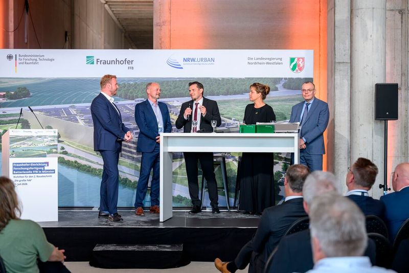 Wie Deutschland ein führender Standort für Batterietechnologien und wettbewerbsfähige Batteriezellproduktion werden kann, diskutierten Dr. Christoph Weber (Director Innovation & Engineering Deutschland, ACC – Automotive Cells Company Deutschland), Prof. Dr. Simon Lux (Institutsleiter Fraunhofer FFB), stellvertretende Ministerpräsidentin und NRW-Wirtschaftsministerin Mona Neubaur sowie Ministerialdirigent Engelbert Beyer (Bundesministerium für Forschung, Technologie und Raumfahrt). (Bild: Michael Möller)