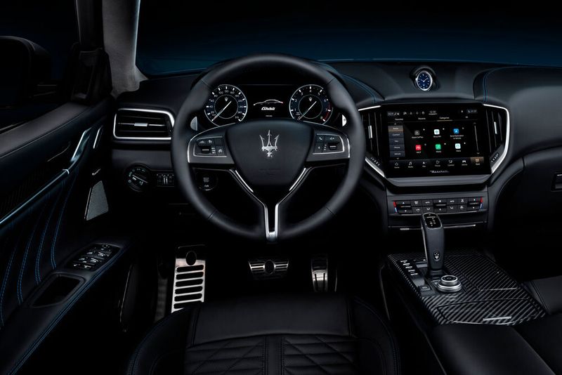 Das Cockpit im Ghibli ist künftig digital. Der Touchscreen für das Infotainmentsystem ist zudem gewachsen. (Bild: Maserati)