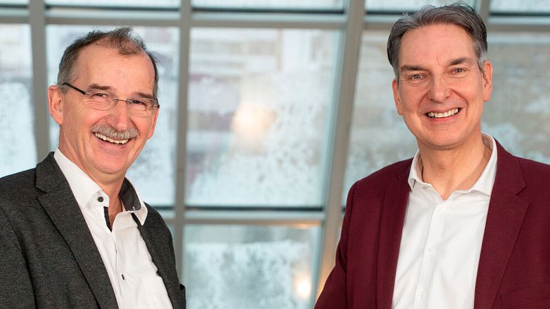 Dr. Johann Bizer, Vorsitzender des Vorstandes von Dataport (l.), mit dem Stellvertretenden IT.Niedersachsen-Geschäftsführer Holger Meyer.(Bild:  IT.Niedersachsen)