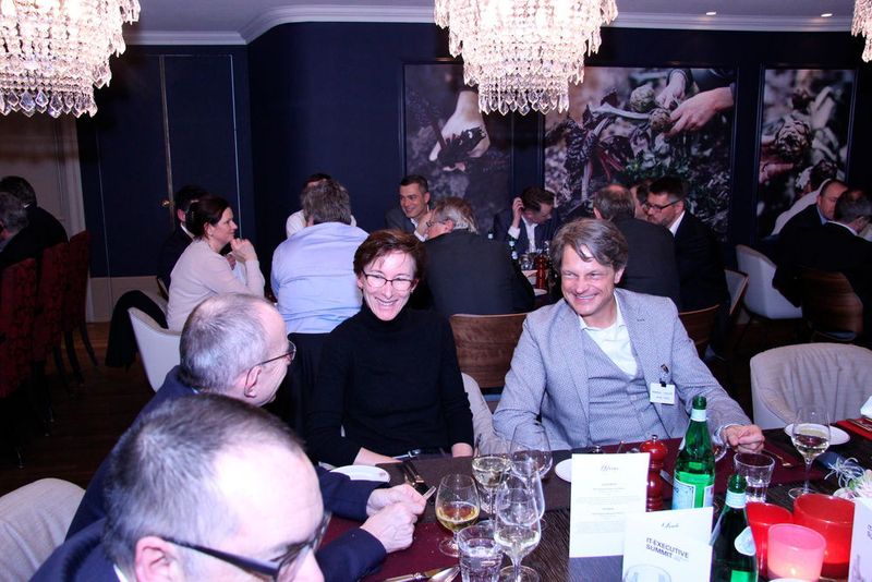 Nach einem interessanten ersten Summit-Tag freuten sich die Teilnehmer (hier v. l.: Prof. Dr. Brenner mit Barbara Rohner und Manfred Kessler, Global Access) auf das Dinner im benachbarten CARLS Restaurant.  (Vogel IT-Medien GmbH)