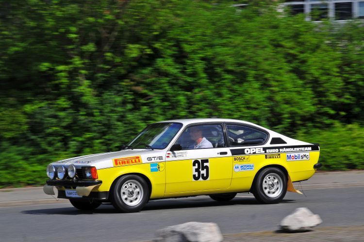 Am Steuer des 160 PS starken Kadett C GT/E von 1978, dem erfolgreichsten Gruppe-1-Rallyefahrzeug seiner Zeit, sitzt bei der Bodensee-Klassik Tourenwagenass und Opel-Markenbotschafter Jockel Winkelhock. (Opel Automobile GmbH)