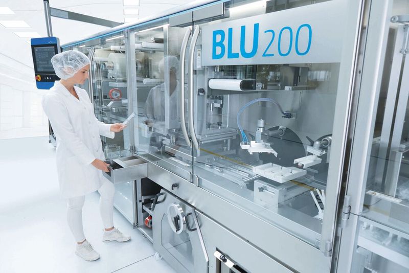 Die Blistermaschine BLU 200 wird über Smart Control gesteuert. Die graphische Bedienoberfläche ist intuitiv gestaltet, so dass die Maschinenbediener sich schnell einarbeiten und die Maschine bei Formatwechseln selbst einrichten können.  (Bild: Uhmann)