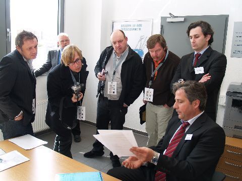 Maik Mucke und Claudio Mata erklären den Gästen den Prozess bei der Fahrzeughereinnahme im Iveco-Service. (Archiv: Vogel Business Media)