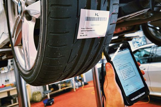 Mit dem Efleetcon-System können relevante Daten des Reifens mit einem Scan abgerufen werden. Damit funktioniert die Zuordnung von jedem Rad zu einem Kunden schnell und zuverlässig.(Bild:  Holz/»kfz-betrieb«)