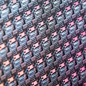 Abb. 2: Das Fraunhofer IAF entwickelt elektronische Bauteile und Systeme auf Basis von Scandiumaluminiumnitrid und Galliumnitrid. Das Foto zeigt einen prozessierten 100-mm-Wafer. 