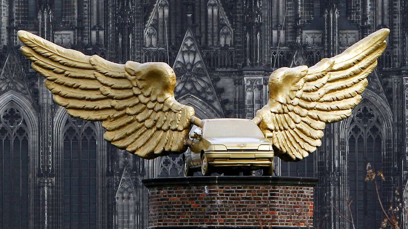 Goldener Vogel vorm Kölner Dom – Der Fiesta zählt zu den größten Erfolgen in der 100-jährigen Geschichte von Ford Deutschland. Seit 1991 flattert er als Kunstwerk über dem Kölner Stadtmuseum.  (Bild: Ford)