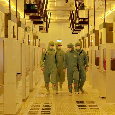 TSMC employees in the new manufacturing facility in Arizona: The leading contract manufacturer for semiconductors has filed a series of lawsuits against former employees. The focus is primarily on the theft of industrial secrets regarding the in-house 2-nanometer manufacturing process. (Image:TSMC)