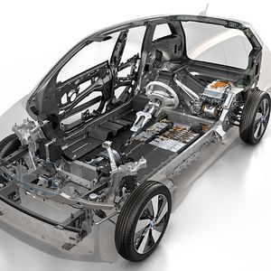 Als erster Hersteller bringt BMW eine Karbon-Konstruktion in die Großserie – auf der Schnittzeichnung schwarz gefärbt. Die silber gefärbten Komponenten sind der Aluminium-Rahmen.(Foto: BMW)