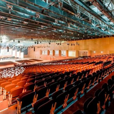 Die leeren Hallen des RheinMain CongressCenters in Wiesbaden: Die Eventlocation des DGIM-Kongresses 2026 befindet sich nur zehn Fahrminuten vom Hauptbahnhof entfernt. (Bild: © Thomas Ott www.o2t.de)