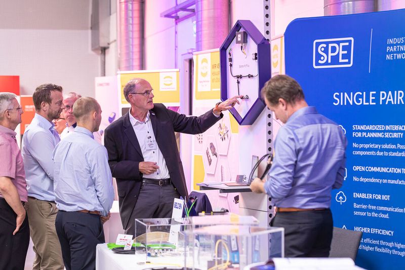 16. Anwenderkongress Steckverbinder: Der SPE-Tag am 4. Juli 2022 zog wieder viele interessierte Zuhörer an. Abgedeckt wurden fast alle Themen im Bereich Single Pair Ethernet vom Standard über das Marktpotenzial, Rückwärtskompatibilität, Schirmung, Messtechnik bis hin zum neuen Standard SPE M12 Hybrid. (Bild: Elektronikpraxis)