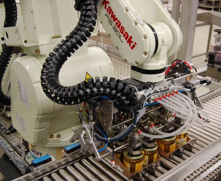 Immer mehr ausländische Hersteller planen, eigene Fertigungsstätten in China zu bauen. Im Bild: Ein Kawasaki-Roboter bei der Honigproduktion. (IFR World Robotics 2014)
