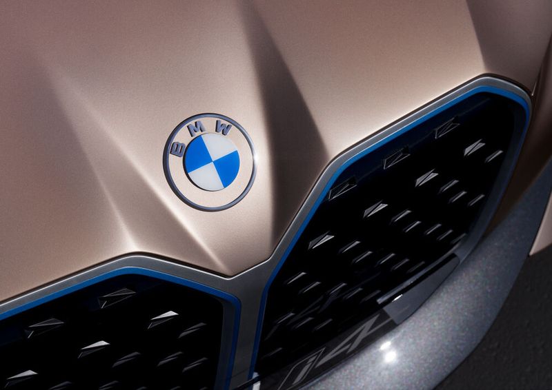 Ein wichtiges Gestaltungsmerkmal ist die große Niere, die ihren prominenten Platz am Fahrzeug behält. (Bild: BMW)