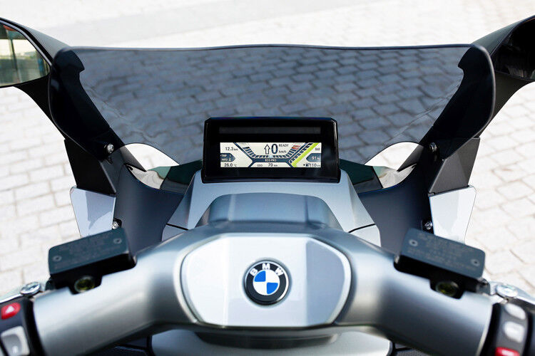 Das schlanke Display gibt Auskunft über Geschwindigkeit, Ladezustand der Batterie und restlichen Aktionsradius. (Foto: BMW)
