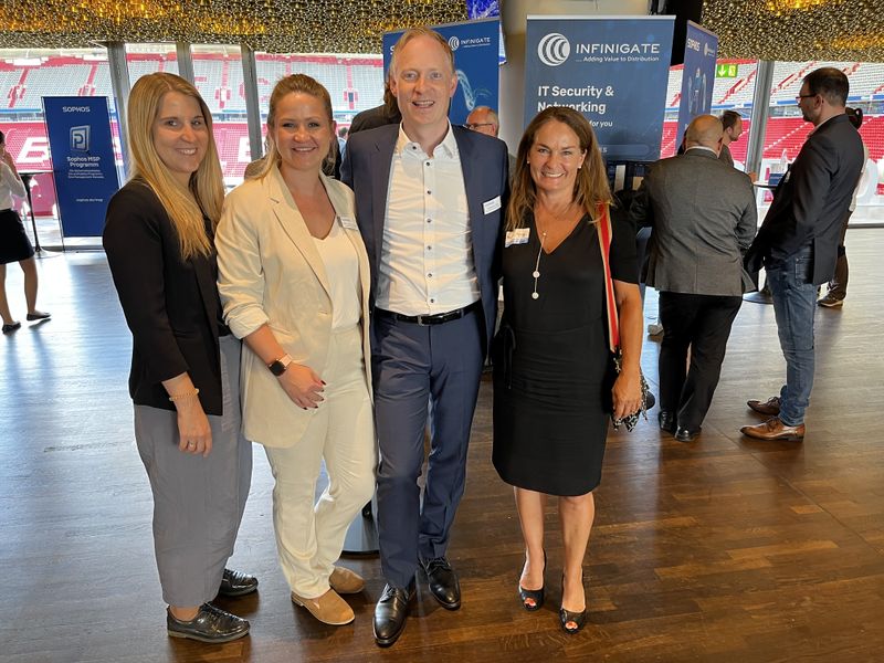 Wer ist da nicht gerne der Hahn im Korb bei den Damen: (v. l.) Sabrina Hörmann, Infinigate, Ann-Kathrin Jacobs und Sebastian Fiene, Sophos, und Monika Herzog, Infinigate. (IT-BUSINESS)