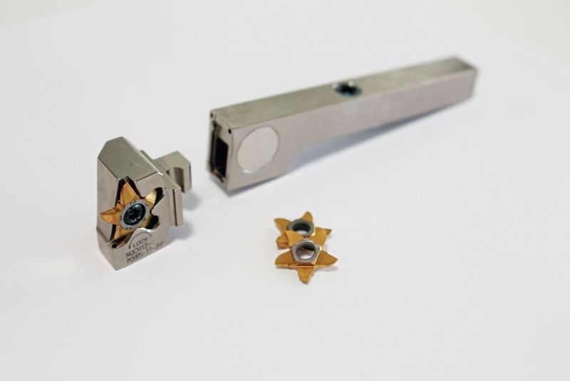 Dank des abnehmbaren Werkzeugkopfs läuft der Schneidenwechsel schnell und bedienerfreundlich. Der Werker entnimmt nur den Werkzeugkopf, dreht die «Penta 17»-Platte ausserhalb der Maschine eine Schneide weiter und setzt den Kopf wieder ein. (Bild: Iscar)