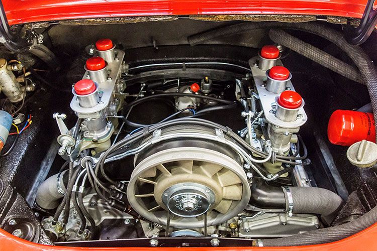 In rund 120 Arbeitsstunden wuchs der Sechszylinder behutsam seiner Vollendung entgegen.  (Porsche)