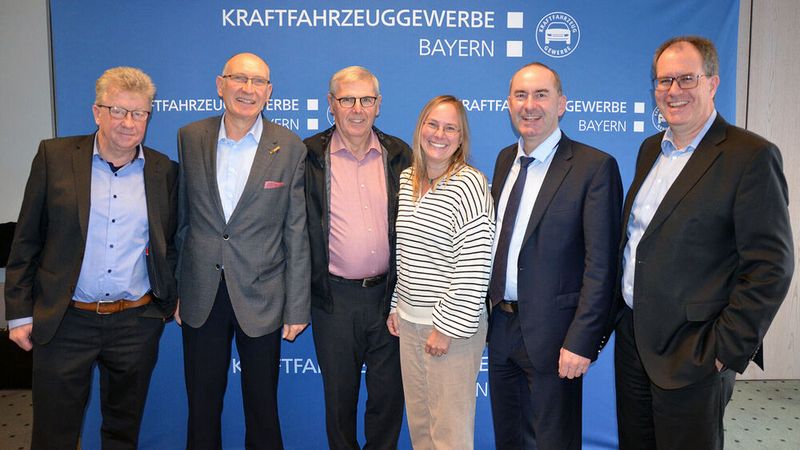 Der Vorstand der Kfz-Innung Oberbayern (v. l.) mit dem Staatsminister Hubert Aiwanger (5. v. l.): Hans Maier (stv. Obermeister), Günter Friedl (Vizepräsident Kraftfahrzeuggewerbe Bayern), Hans Bader (Obermeister), Silvia Rogler (stv. Geschäftsführerin) und Andreas Brachem (Geschäftsführer). (Bild: Kfz-Gewerbe Bayern)