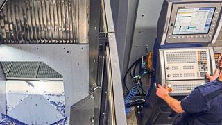 Ein 5-Achs-HSC-Bearbeitungszentrums inklusive großem Werkzeugwechselsystem, Palettensystem und Roboter soll einem Stanz- und Umformtechnikunternehmen zukünftig auch eine mannlose Schicht ernöglichen. (Heidenhain)