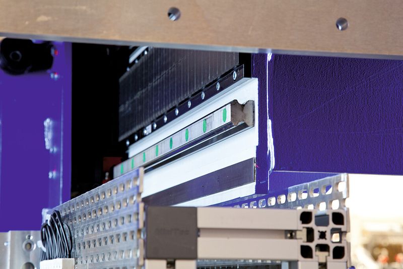 Bild 4: In der kompakten Infrarot-Fügeanlage Joinline IR-H „Highspeed“ ist der Linearmotor (hier: der Stator) so angebracht, dass die Werkzeugbewegung horizontal erfolgt. (Bild: SEW-Eurodrive)