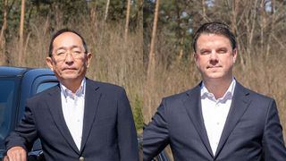 Kazuyuki Yamashita, Geschäftsführer von Suzuki Deutschland, und Deputy Managing Director Daniel Schnell (Bild: Suzuki/www.weigl.biz)