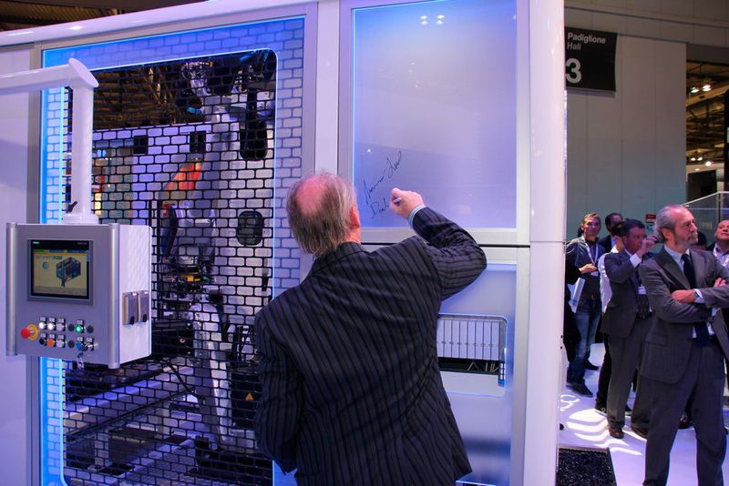 Unter anderem Gesprächsthema Nr. 1 auf dem Comau-Messestand und darüber hinaus: das Ergebnis der gemeinsamen Designstrategie zwischen Comau und CNH Industrial. Das neue Design ist eine Abkehr vom vertrauten Erscheinungsbild herkömmlicher industrieller Automatisierungssysteme in Produktionsstätten. Es ist ein futuristischer Vorschlag, von dem sowohl Comau als auch das Designteam von CNH Industrial hoffen, dass er einen Wandel in der traditionellen Produktionsumgebung hinsichtlich Qualität, Präzision, Sauberkeit und Ästhetik bewirkt. (Bild: Sonnenberg)