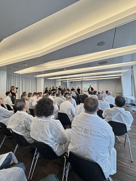 Parés de blouses blanches, les participants de l'Assemblée Générale de l'AFDT sont prêts pour la visite de la production chez CMSA. (Source : Metacomm)