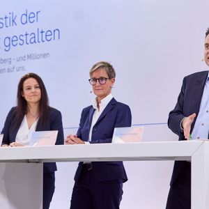 Pressekonferenz anlässlich der Grundsteinlegung für das neue Diagnostik-Produktionszentrum in Penzberg (v.l.n.r. Prof. Dr. Hagen Pfundner, Vorsitzender der Geschäftsführung der Roche Deutschland Holding, Daniela Kahlert, Geschäftsführerin von Roche Diagnostics Deutschland, Dr. Claudia Fleischer, Geschäftsführerin von Roche Diagnostics, Dr. Thomas Schinecker, Chief Executive Officer der Roche-Gruppe)(Bild:  Hammerbacher Photography/ Roche)