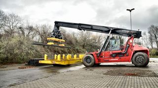 Der Reachstacker kommt problemlos an Waren heran, die in zweiter oder dritter Reihe gelagert werden. (Kalmar)