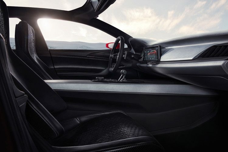 Ein großes Zentraldisplay dominiert die Mittelkonsole, ein Glasdach sorgt für luftige Atmosphäre. (Foto: Kia)