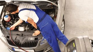 Auch wenn die meisten Fahrzeughersteller Gegenteiliges behaupten: Fahrzeugklimaanlagen gehören regelmäßig gewartet. Das gilt aber auch für die Klimaservicegeräte selbst. Wer über die Neuanschaffung einer Station nachdenkt, sollte deshalb dem Thema „Wartung“ einige Beachtung schenken. (© industrieblick/Fotolia.com)