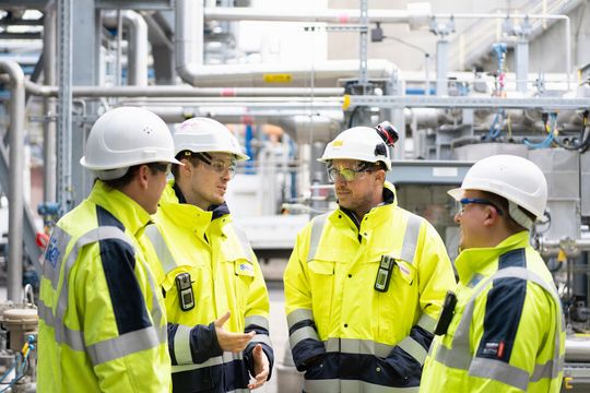 V. l. n. r. Sebastian Suski, Niklas Hülsenbeck, Gareth Davies und David Simons bei einer vor Ort Begehung.(Bild:  Dräger)