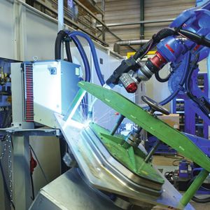 Bild 1: Beim robotergestützten Lichtbogenschweißen von Leichtbau-Abgasanlagen kommt es auf einen geringen Wärmeeintrag in die Bauteile an.