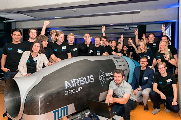 Das Hyperloopteam mit Project Leader Mariana Avezum vorne links (Bild: Uli Benz, TU Muenchen)
