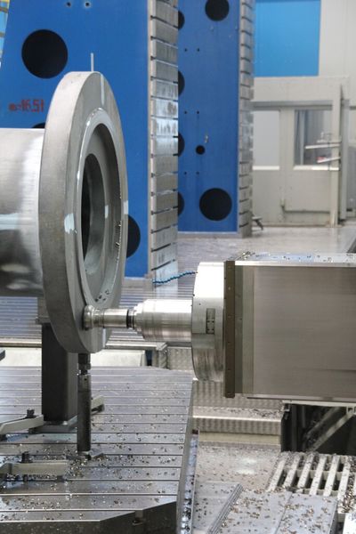 Der Gigant unter den Maschinen, besitzt einen komplett hydrostatischen Tragbalken, damit man auch bei diesen Dimensionen die nötige Präzision erreicht. Zu sehen ist, wie ein Propellerantrieb für eine Bohrinsel gefertigt wird. (Bild: Sonnenberg)